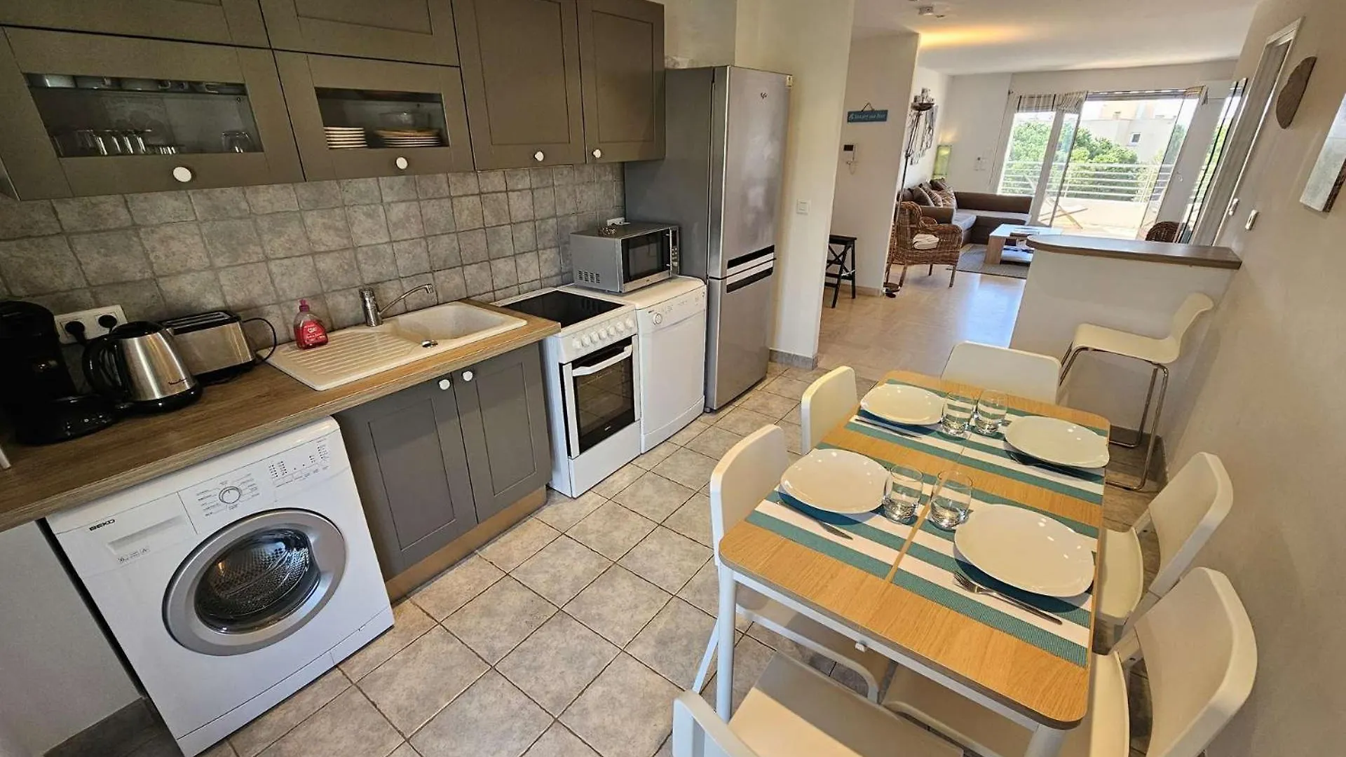 Bel Appartement, 6 Couchages, Wifi, Climatise, Parking, 10 Minutes A Pied De La Mer Sanary-sur-Mer France